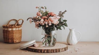 “Je mets du gros sel au fond de mes vases à fleurs et l’eau reste claire bien plus longtemps” : cette idée simple est adoptée par les fleuristes