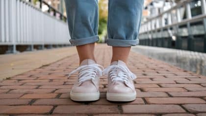 “Je mets du papier journal dans mes chaussures depuis qu’on me l’a conseillé et elles ne sentent plus jamais mauvais” : une astuce simplissime qui résout un problème très courant