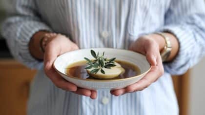 “Je mets une assiette de vinaigre chaud dans la pièce et les mauvaises odeurs disparaissent en 15 minutes” : cette méthode naturelle a remplacé tous les désodorisants chimiques