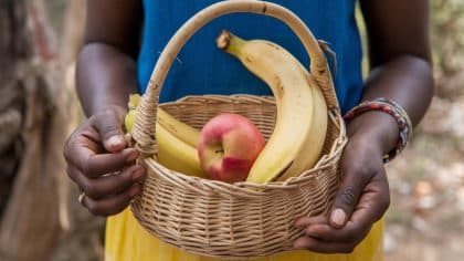 “Je mets une pomme dans ma corbeille de bananes et elles ne noircissent plus aussi vite” : cette astuce alimentaire bluffe les jeunes parents