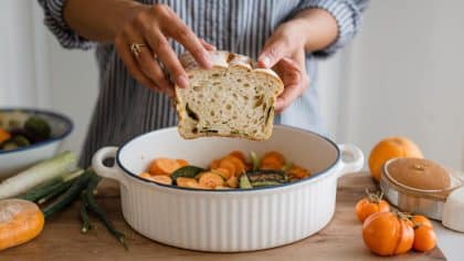 “Je mets une tranche de pain rassis dans le bac à légumes et mes carottes restent croquantes pendant deux semaines” : cette méthode transmise par sa grand-mère fonctionne encore en 2025