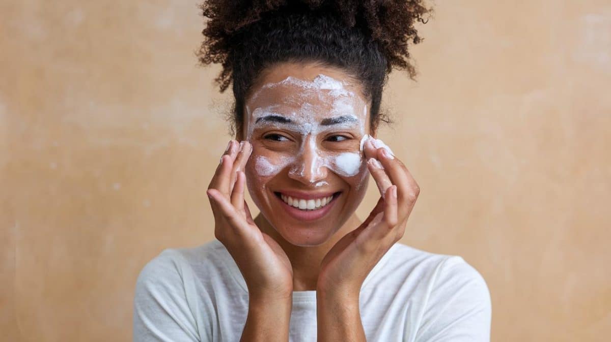 “Je ne nettoie plus mes vitres avec du produit industriel et elles brillent comme jamais grâce à un seul ingrédient” : cette découverte a changé sa routine