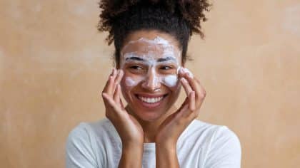 “Je ne nettoie plus mes vitres avec du produit industriel et elles brillent comme jamais grâce à un seul ingrédient” : cette découverte a changé sa routine
