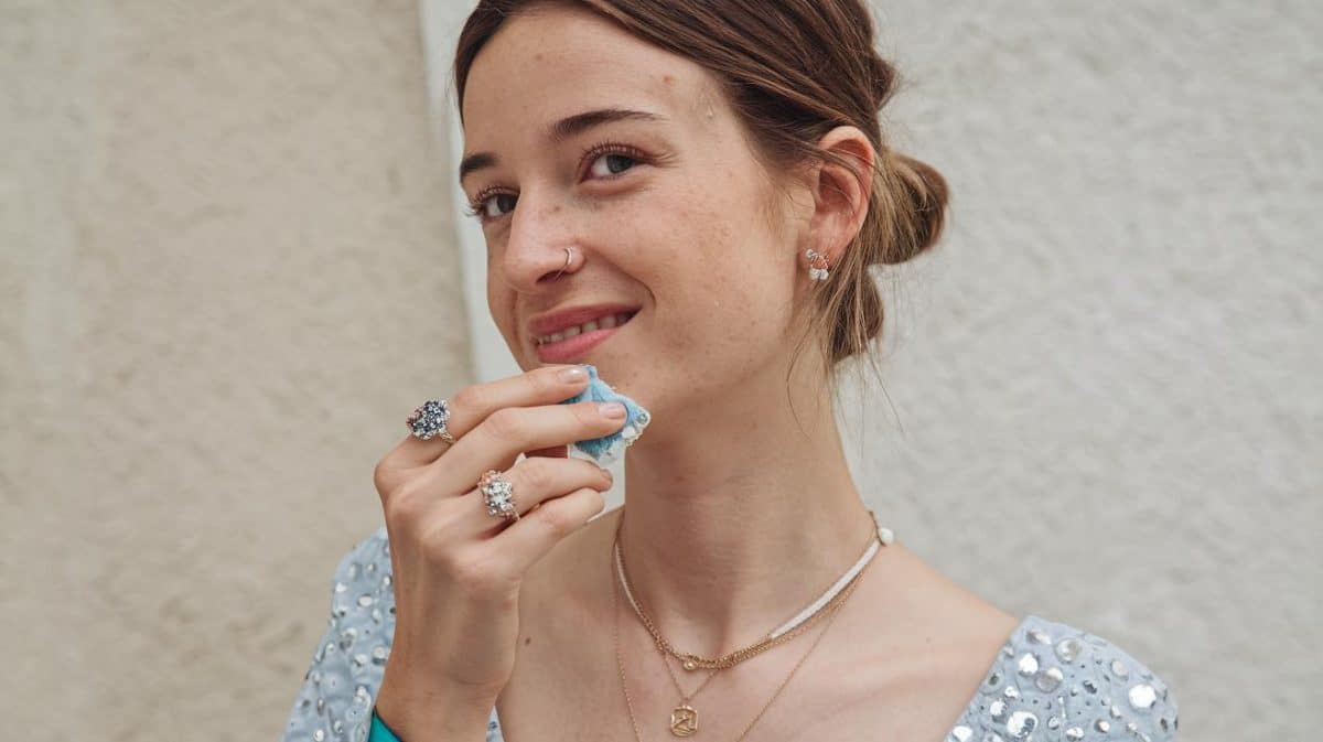 “Je nettoie mes bijoux avec du dentifrice et ils brillent comme s’ils sortaient de la bijouterie” : cette astuce rapide est approuvée même par les coquettes