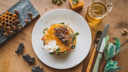 “Je n’utilise plus que de la cire d’abeille pour nourrir mes meubles et ils sont comme neufs” : cette technique naturelle redonne vie aux vieux buffets