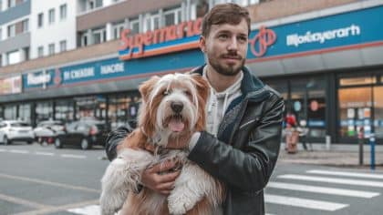 “Je pensais que quelqu’un la récupérerait, c’est tout” dit ce jeune homme après avoir déposé sa chienne âgée devant un supermarché à 7h du matin