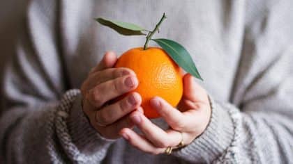 “Je pose une orange piquée de clous de girofle dans mon salon chaque hiver et je n’ai plus jamais eu un rhume” : cette habitude ancienne revient à la mode
