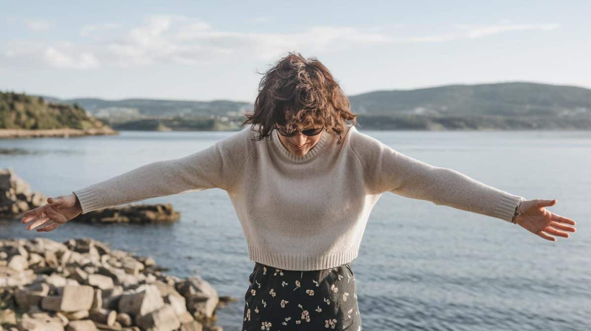 “Je suspends mes vêtements à l’envers pour qu’ils durent plus longtemps et c’est prouvé” : cette astuce étonne mais convainc tous ceux qui l’essaient