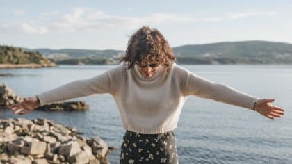 “Je suspends mes vêtements à l’envers pour qu’ils durent plus longtemps et c’est prouvé” : cette astuce étonne mais convainc tous ceux qui l’essaient