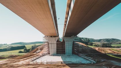 « Le futur se déroule sous nos yeux » un pont en béton auto-réparant s’érige seul en 48 heures dans le sud de la France dès le 30 juillet 2025