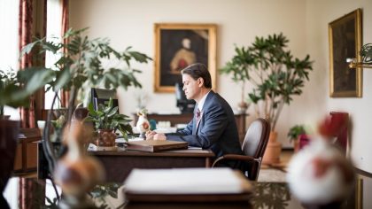 Les abus du télétravail exposés : deux ans pour restituer les trop-perçus du RSA, une mesure juste ou disproportionnée?