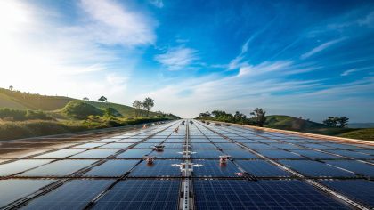 « Les ingénieurs n’en croyaient pas leurs yeux » une route photovoltaïque qui s’auto-répare après les intempéries ouvre en démonstration dès le 2 août 2025