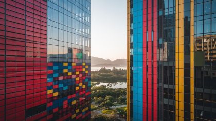Nous sommes à l’aube d’une nouvelle ère énergétique : des panneaux solaires imprimables recouvrent les façades des immeubles dès septembre 2025