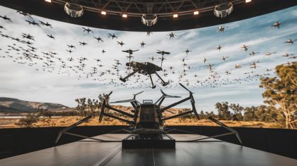 On croyait que c’était de la science-fiction" une IA pilote un essaim de 10 000 micro-drones de combat lors d’un exercice militaire secret en août 2025