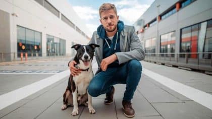 “On devait partir vite, on n’avait pas le temps de le ramener au refuge” explique ce jeune homme après avoir relâché son chien sans laisse sur le parking d’un centre commercial