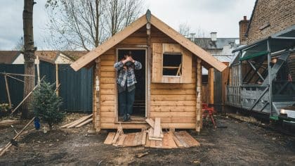 “On pensait que ça passait puisque c’était en bois” expliquent des bricoleurs contraints de démonter leur abri de jardin installé sans autorisation