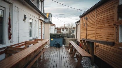 “On pensait que la terrasse surélevée était trop basse pour poser problème” racontent ces résidents visés par une plainte de voisinage