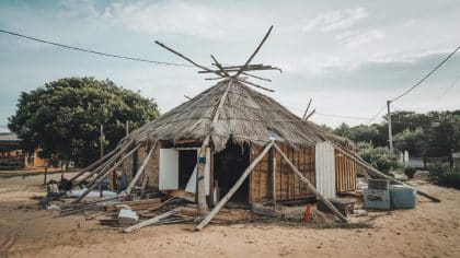 “On pensait que le chenil auto-construit était légal sur notre terrain” racontent ces propriétaires contraints de le détruire