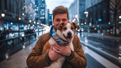 “On s’est engueulés à cause du chien, alors je l’ai laissé à l’hôtel” avoue ce jeune homme après avoir fui en voiture en pleine nuit