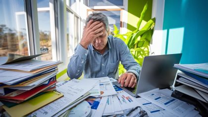 Plongée aveugle dans l'auto-entreprenariat : « J’ai basculé sans me renseigner et ma retraite s'est appauvrie de 300 € par mois après 5 ans de cotisations »