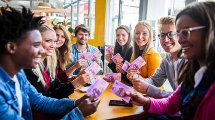 Polémique ou Progrès ? Analyse du Nouveau Plan Gouvernemental Octroyant 150 € Mensuels aux Étudiants Seuls dans 12 Académies : Favoritisme ou Soutien Nécessaire ?