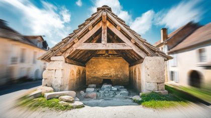 Protection des vaches ou préservation du patrimoine ? Un simple abri dévoile des secrets enfouis et conduit à une interdiction radicale du maire : "vous n’avez plus le droit de rien faire ici
