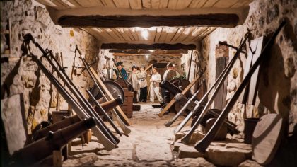 Quand la rénovation d'une cave révèle un arsenal historique : Les propriétaires d'une maison de village découvrent un trésor d'armes anciennes et se retrouvent cohabitants avec des archéologues