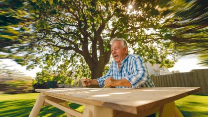 Un bricoleur fabrique une table en bois sous son arbre et reçoit une contravention "ils disent que c’est une installation permanente c’est scandaleux" raconte-t-il