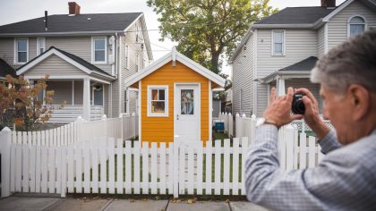 Un conflit éclate entre voisins pour une cabane installée trop près de la clôture : “ils ont pris des photos et prévenu la mairie sans rien dire” explique le propriétaire
