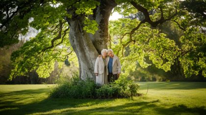 Un couple de retraités découvre qu’un arbre planté dans leur jardin il y a vingt ans devient illégal avec la nouvelle loi d’octobre 2025 : “on doit l’abattre ou payer une amende de 750 euros”