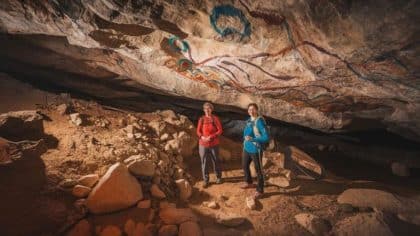 “On voulait juste trouver un coin d’ombre” : ce groupe de randonneurs tombe par hasard sur une grotte dissimulée révélant des peintures rupestres inconnues, “on a compris que c’était historique dès qu’on a vu les traces rouges sur la roche”