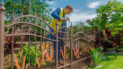 Un jardinier installe une barrière décorative en fer forgé et reçoit une sanction "ils considèrent que ça modifie la limite parcellaire c’est injuste" raconte-t-il