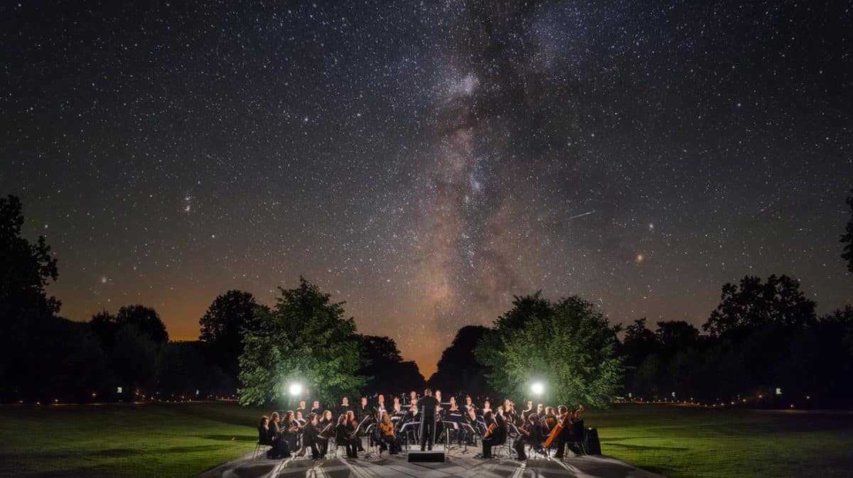 Un orchestre amateur enchante un parc lors d’un concert surprise sous les étoiles
