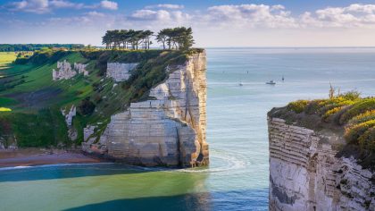 Un pan entier de falaise sur la côte normande menace de s’effondrer dans la Manche, l’éboulement pourrait provoquer une mini-vague