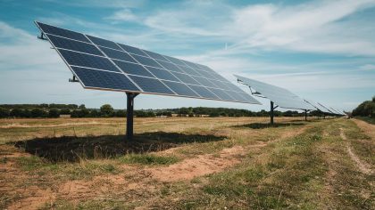 Un panneau solaire posé au sol sur une pelouse privée est désormais interdit dès le 10 août 2025 "ça attire trop l’attention des passants