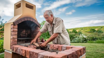 Un retraité construit un barbecue en pierre et reçoit un courrier "ils appellent ça une extension imposable c’est complètement absurde" s’étonne-t-il