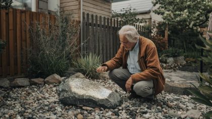 Un retraité découvre une roche scintillante dans son jardin “ils m’ont pris l’échantillon et on m’a dit que je n’étais pas géologue, donc je n’avais aucun droit”