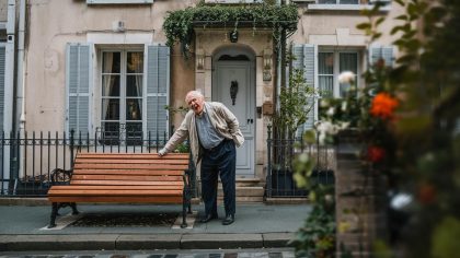 Un retraité est verbalisé pour avoir placé un banc public sur le trottoir devant sa maison "ils affirment que ça gêne la circulation c’est absurde" proteste-t-il