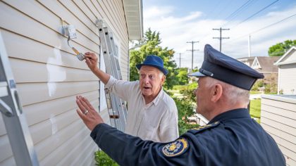 Un retraité repeint sa façade en beige clair et reçoit un avertissement "ils disent que ça ne respecte pas le plan local c’est absurde" déclare-t-il
