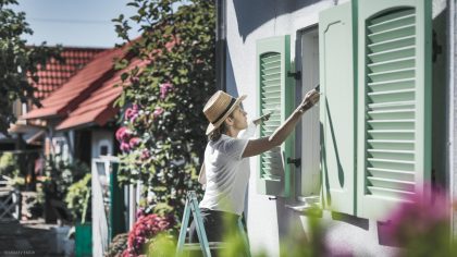 Une bricoleuse repeint ses volets en vert clair et reçoit une amende "ils disent que ça choque l’harmonie du village, c’est ridicule" explique-t-elle
