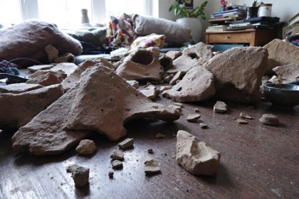 Une découverte accidentelle de poteries anciennes dans leur salon bloque tout le chantier “la DRAC a dit que c’était patrimonial, je dois faire une demande pour chaque clou”