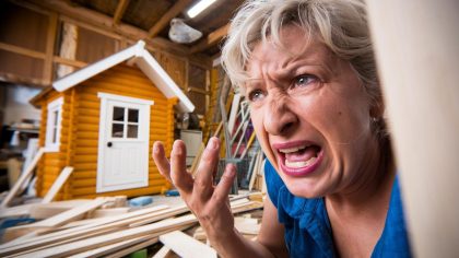 Une passionnée de bricolage est sanctionnée pour avoir fabriqué une cabane en bois pour ses enfants "c’est un scandale ils la considèrent comme une construction permanente" s’indigne-t-elle