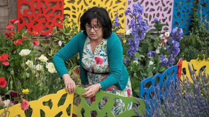 Une passionnée de fleurs installe des panneaux coupe-vent et reçoit une amende "ils disent que ça modifie la clôture d’origine c’est injuste" déplore-t-elle