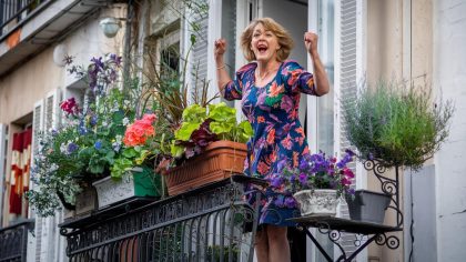 Une passionnée de jardin reçoit une amende après avoir posé des jardinières sur son balcon "ils disent que ça modifie la façade c’est absurde" s’indigne-t-elle