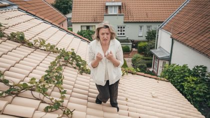 Une passionnée de jardinage refait son toit en tuiles claires et reçoit une amende "ils disent que ça dénature l’harmonie du quartier c’est un scandale" proteste-t-elle
