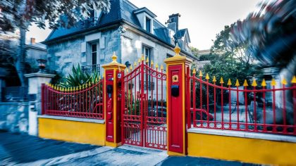 Une retraitée change son portail en fer forgé pour un modèle moderne et se voit réclamer une déclaration "ils disent que ça modifie l’accès principal à la propriété" s’étonne-t-elle
