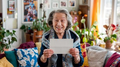 Une retraitée confirme une augmentation historique de sa retraite complémentaire "je touche 85 euros de plus dès septembre ça va vraiment changer mon quotidien" explique-t-elle