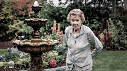 Une retraitée installe une fontaine pour embellir son jardin et reçoit un rappel fiscal "ils considèrent ça comme une construction permanente c’est une shame" proteste-t-elle