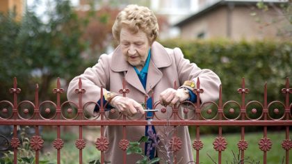 Une retraitée pose une barrière décorative en fer forgé et découvre une taxe "ils disent que c’est une modification de clôture imposable" explique-t-elle