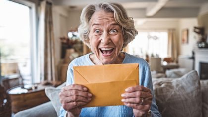Une retraitée raconte sa bonne surprise "j’ai reçu un courrier annonçant une hausse de 6 % je pensais que ça n’arriverait jamais" dit-elle